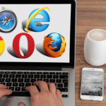 Imagen de un ordenador portatil en cuya panalla aparecen los logos de varios navegadores