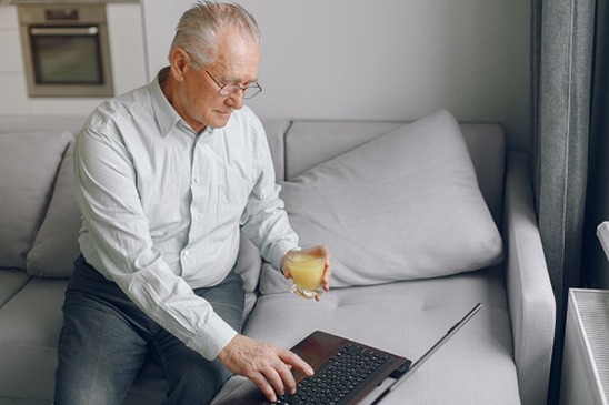 Persona mayor mirando su portátil