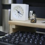 reloj sobre teclado de ordenador