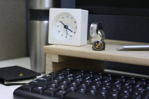 reloj sobre teclado de ordenador